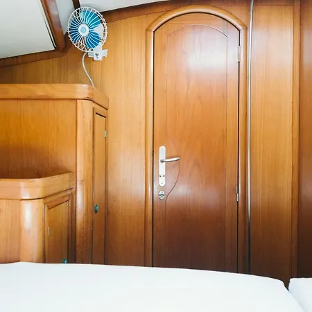 House Boat Hotel en barco